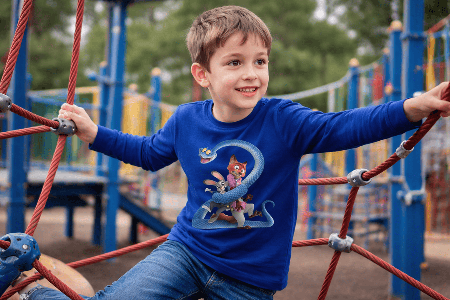 chlapec na ihrisku v tričku Zootrop. mk